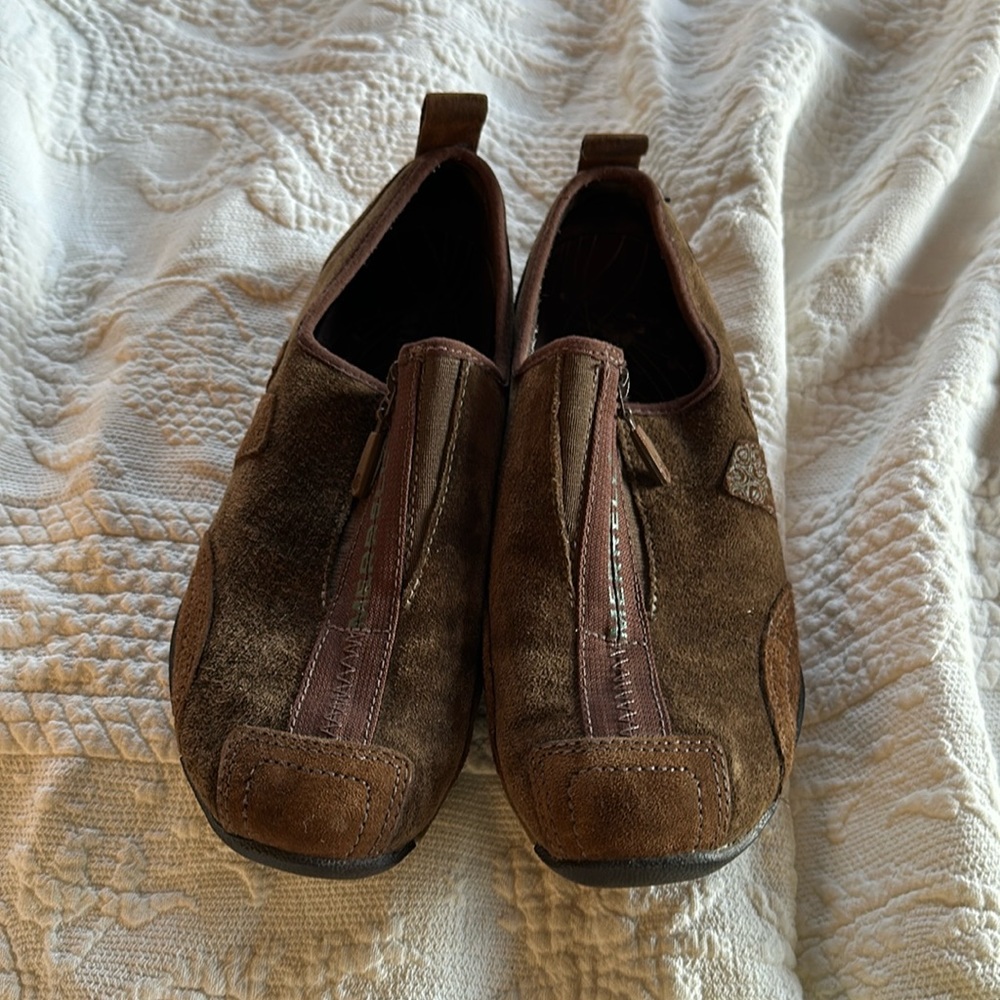Cute chocolate brown suede 6.5 Merrell brand performance style tennis shoes.